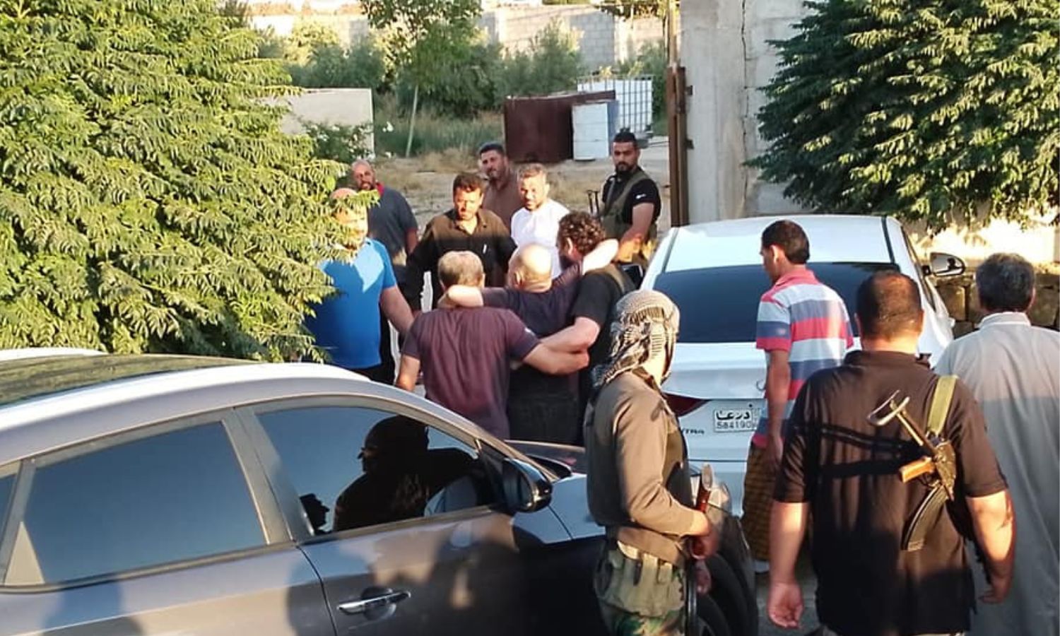 "اللواء الثامن" يطلق سراح ثلاثة معتقلين من بلدة المتاعية بريف درعا- 8 من آب 2023 (متداول/ درعا العز)