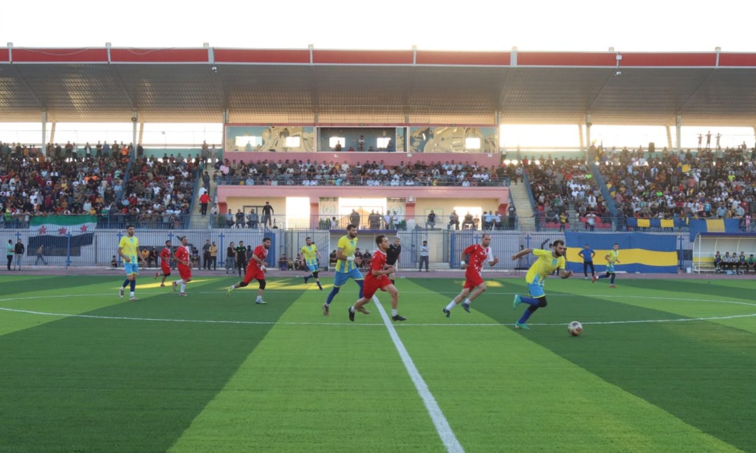 لاعبا نادي جبل الزاوية وحمص خلال مباراة في "كأس الشهداء" بإدلب- 10 من آب 2023 (الاتحاد السوري الحر)