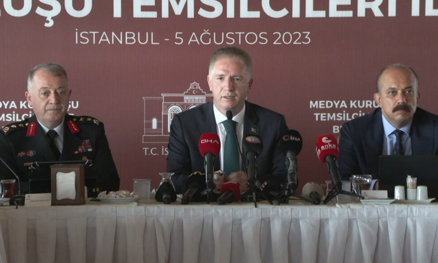 والي اسطنبول داوود غول يقدم معلومات حول معدل الجريمة في الولاية والتعامل مع المهاجرين "غير الشرعيين"-5 من آب 2023 (DHA)