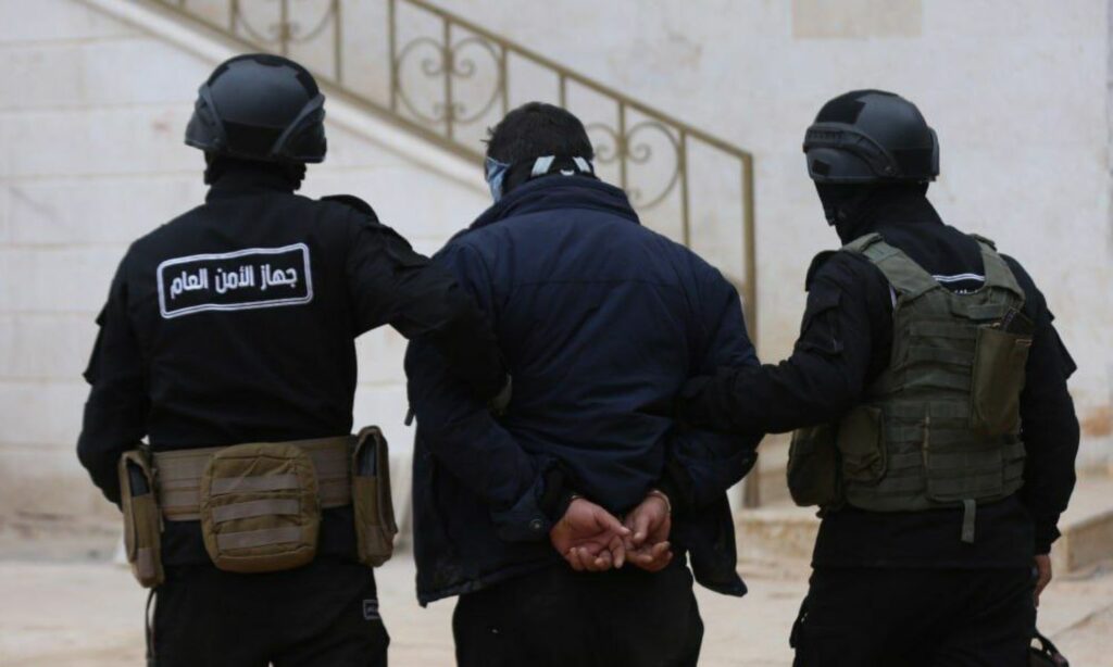 عناصر "جهاز الأمن العام" خلال حملة أمنية في إدلب- 10 من كانون الأول 2022 (الأمن العام)