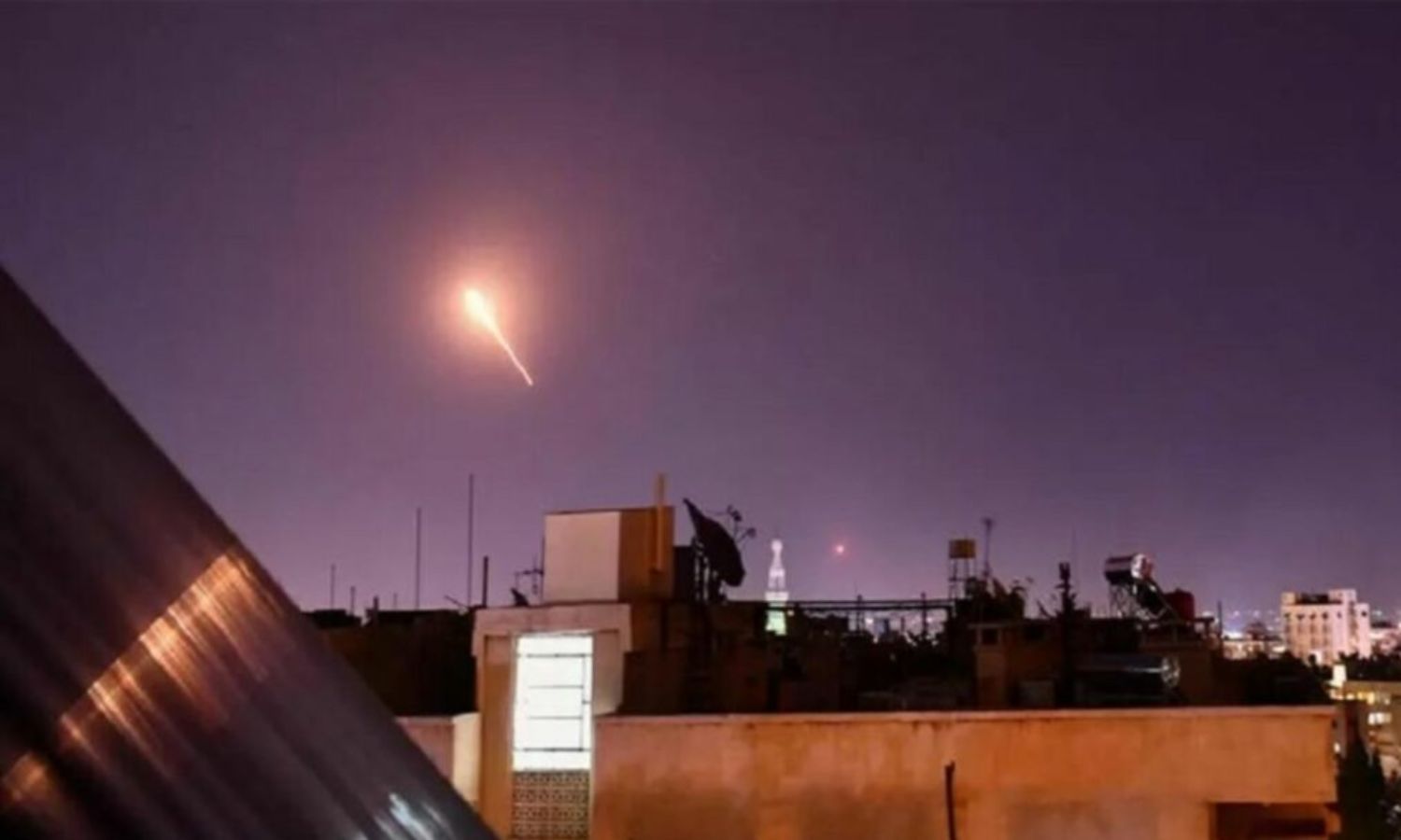 قذائف مصدرها الدفاعات الجوية التابعة للنظام تحاول التصدي لقصف إسرائيلي في العاصمة دمشق- 20 من تموز 2022 (AFP)