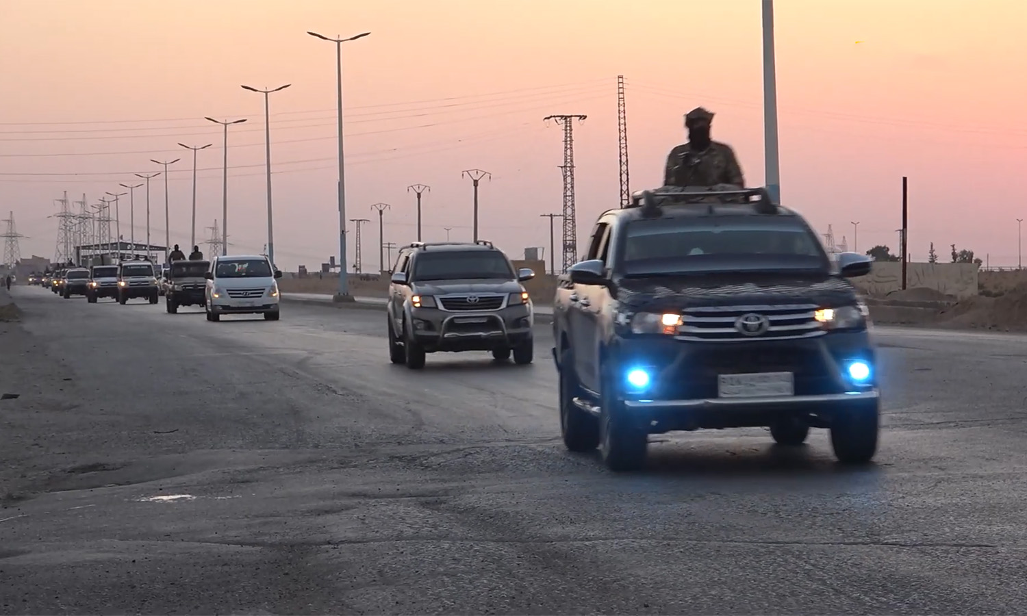 رتل عسكري من القوات الخاصة التابع لقسد يتجه من مدينة الطبقة إلى دير الزور للمشاركة بحملة "تعزيز الأمن" الأمنية- 27 من آب 2023 (قسد/ لقطة شاشة)
