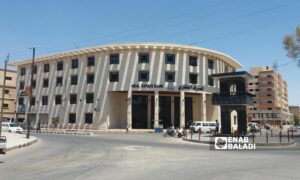 البنك العقاري في مدينة درعا- 1 من نيسان 2023 (عنب بلدي/سارة الأحمد)
