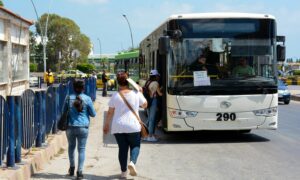 ركاب يتنقلون عبر باصات النقل الداخلي في اللاذقية- 18 من تموز 2022 (محافظة اللاذقية)
