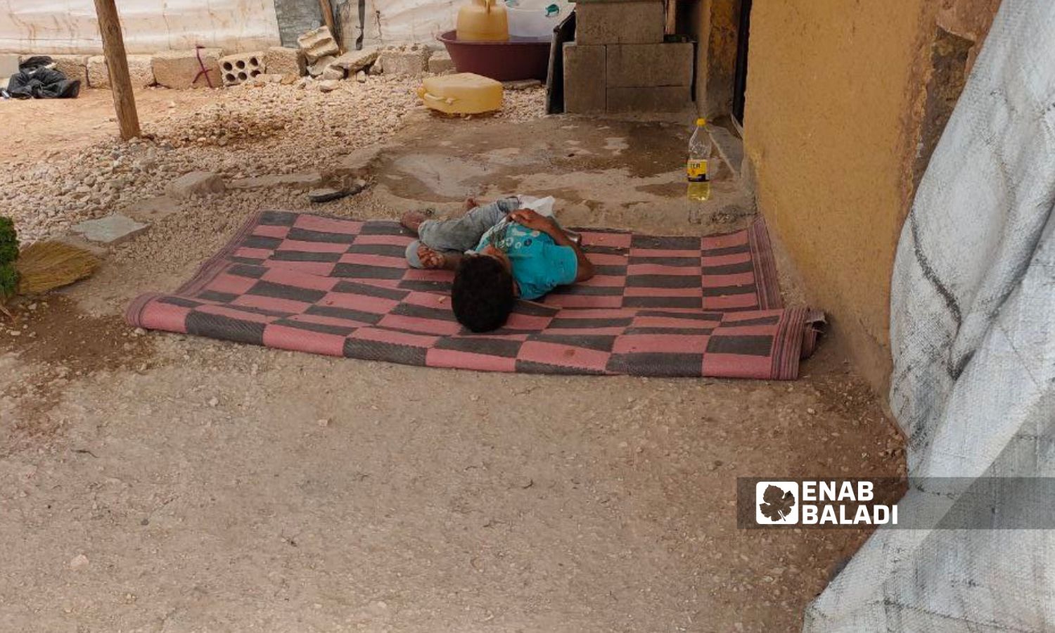 طفل من ذوي الاحتياجات الخاصة في مخيم "رأس العين" في الحسكة- 5 من آب 2023 (عنب بلدي/ مجد السالم)
