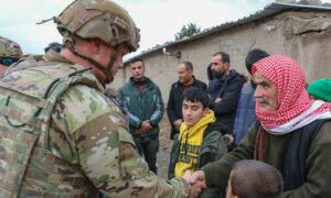 جندي أمريكي إلى جانب مدنيين من أبناء المنطقة الشرقية في سوريا- 23 كانون الأول 2022 (سينتكوم)
