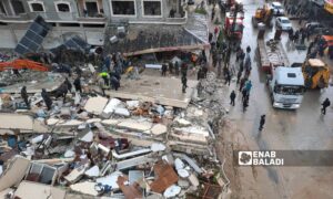 بناء نقابة الأطباء في مدينة جبلة الذي انهار نتيجة الزلزال الذي أودى بحياة ثلاثة أطباء من ضمن ضحايا البناء - 6 من شباط 2023 (عنب بلدي/ ليندا علي)