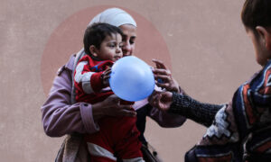 أطفال يلعبون في ملجأ مؤقت بمدينة حلب بعد الزلزال المدمر الذي ضرب سوريا وتركيا - 13 من شباط  2023 (رويترز/ تعديل عنب بلدي)