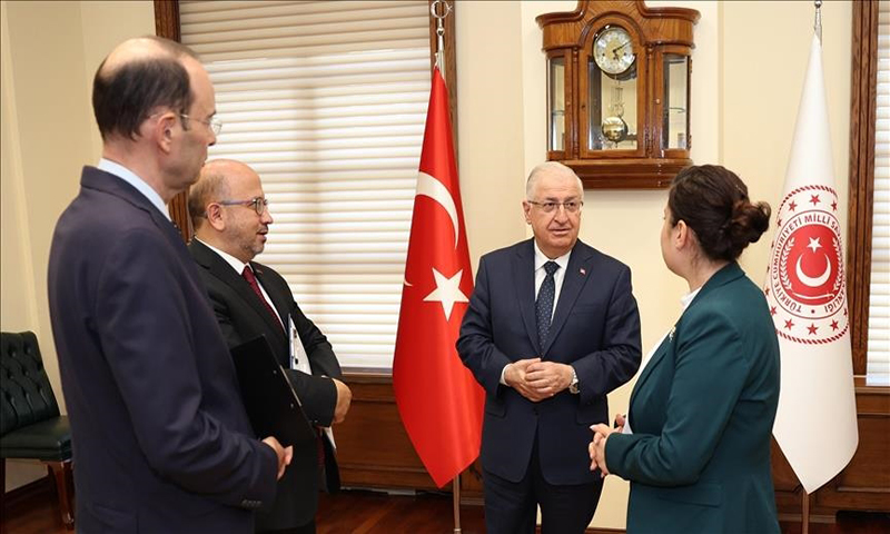 وزير الدفاع التركي يشار غولر (وسط الصورة) (وكالة أناضول)