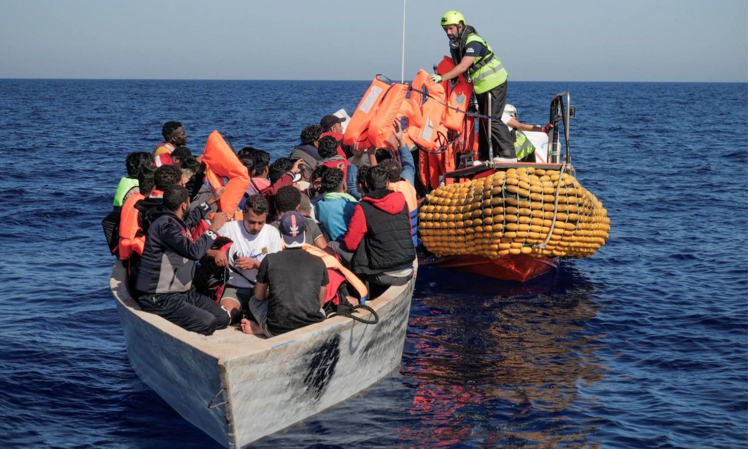 خلال عملية إنقاذ مهاجرين غير شرعيين في البحر المتوسط -25 تشرين الأول 2022-(رويترز)