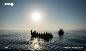 مهاجرون على متن قارب صغير في البحر المتوسط- 29 من أيلول 2023 (AFP)
