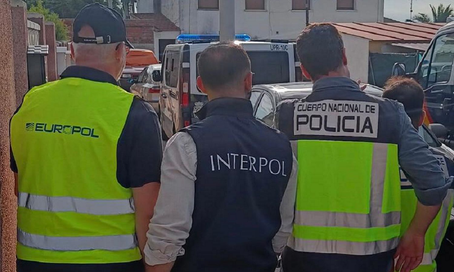عناصر من الشرطة الإسبانية إلى جانب شرطي من الإنتربول الدولي خلال عملية ملاحقة مطلوبين في إسبانيا- 24 من حزيران 2023 (الإنتربول)