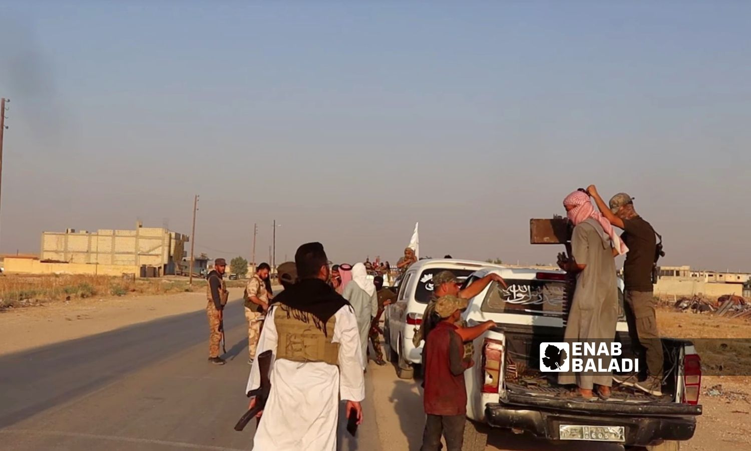 مقاتلون من أبناء العشائر بتجمعوا بالقرب من قرية تل تمر شمالي الحسكة تمهيدًا للهجوم على مناطق سيطرة "قسد"- 5 من أيلول 2023 (عنب بلدي)