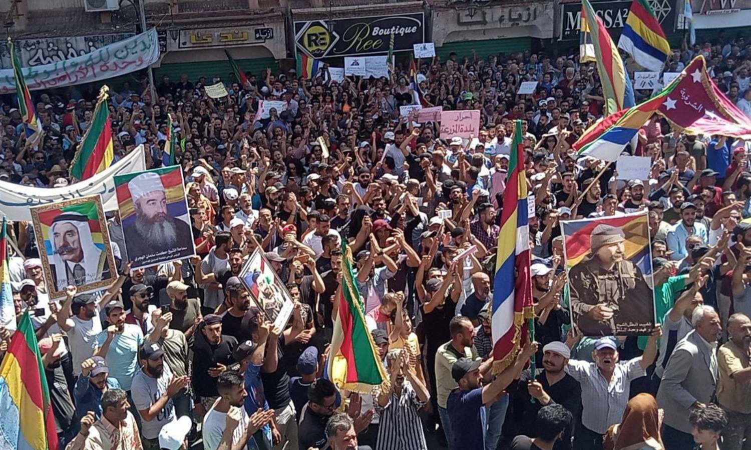 تجمع للمحتجين في ساحة السير وسط مدينة السويداء للمطالبة بإسقاط رئيس النظام السوري بشار الأسد- 8 من أيلول 2023 (السويداء 24/ فيس بوك)