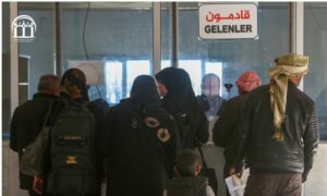 سوريون عائدون من معبر تل أبيض الحدودي مع تركيا نحو الأراضي السورية- شباط 2023 (معبر تل أبيض/ فيس بوك)