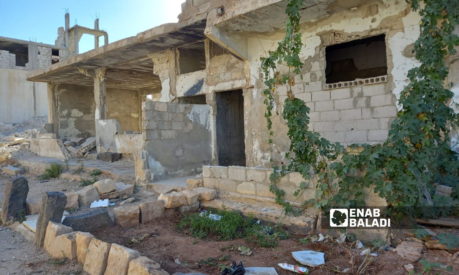 آثار حاجز "الكازية" بحي المنشية في درعا البلد- 14 من أيلول 2023 (عنب بلدي/ سارة الأحمد)