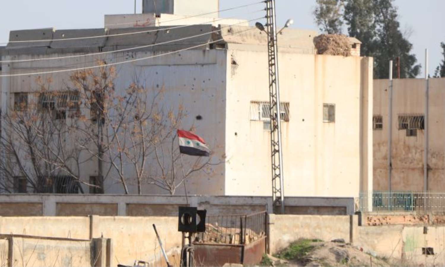 مبنى عسكري في المربع الأمني وسط مدينة الحسكة شمال شرقي سوريا (نورث برس)