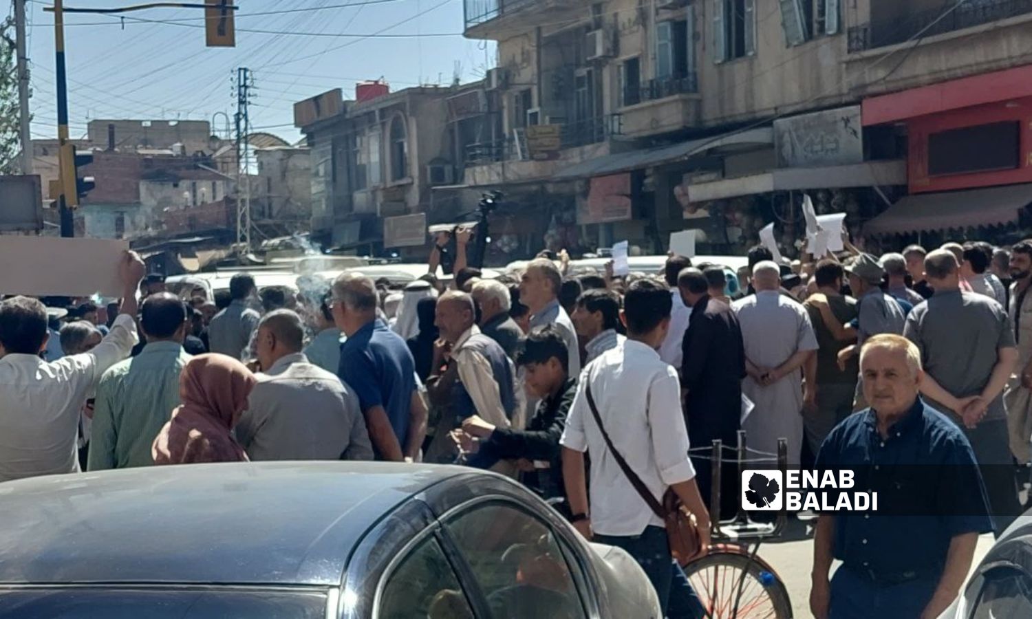 مدنيون يحتجون على رفع أسعار المحروقات أمام بلدية القامشلي التابعة لـ"الإدارة الذاتية"- 18 من أيلول 2023 (عنب بلدي/ ريتا أحمد)