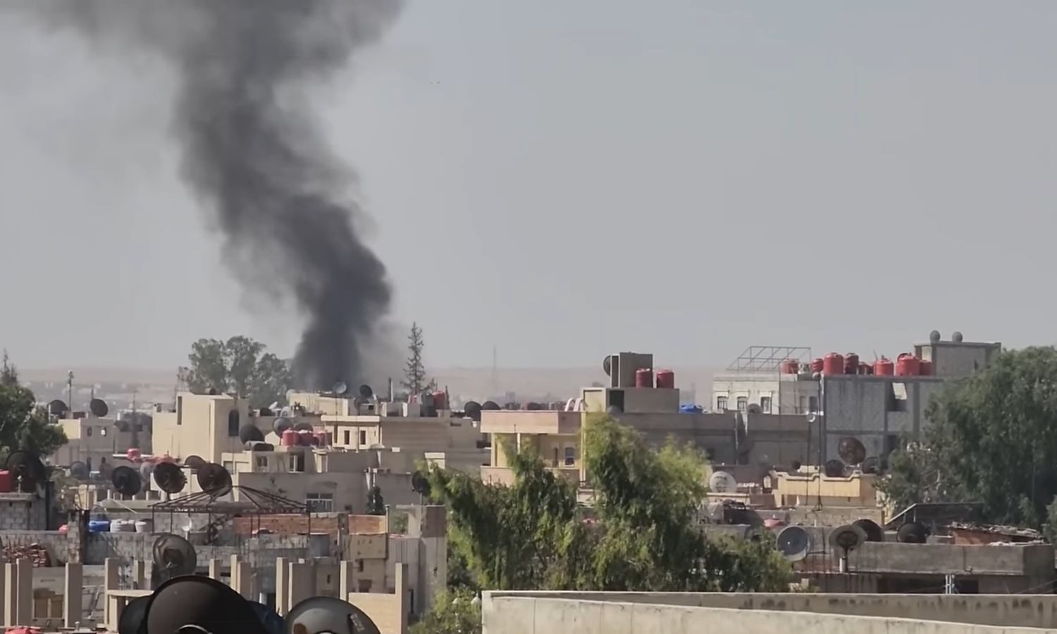 تصاعد الدخان من المربع الأمني في مدينة الحسكة إثر المواجهات المسلحة بين قوات النظام و"الدفاع الوطني" التابع لها- 20 من أيلول 2023 (Hogir Al Abdo/ فيس بوك)