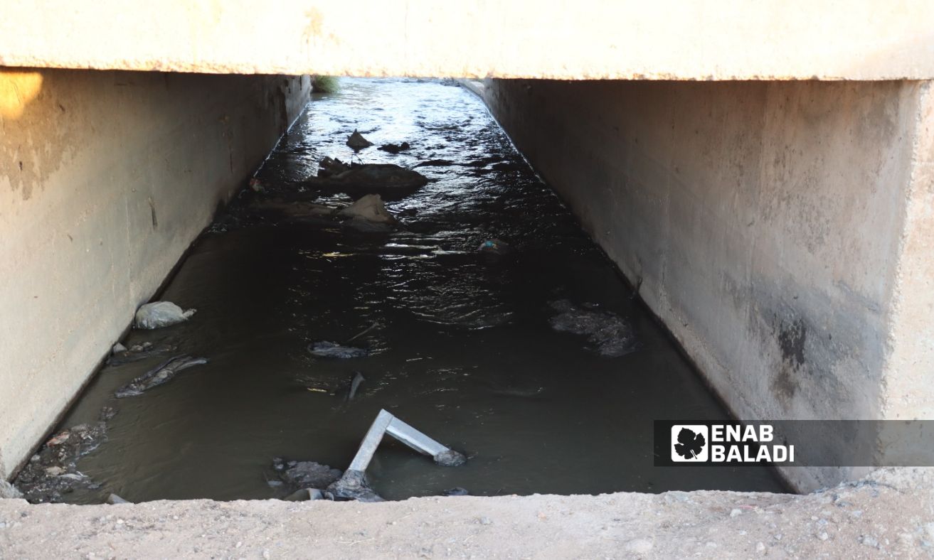أحد خطوط الصرف الصحي الفتوحة في حي حلكو بمدينة القامشلي شرقي الحسكة- 17 من تموز 2023 (عنب بلدي/ سارة الأحمد)