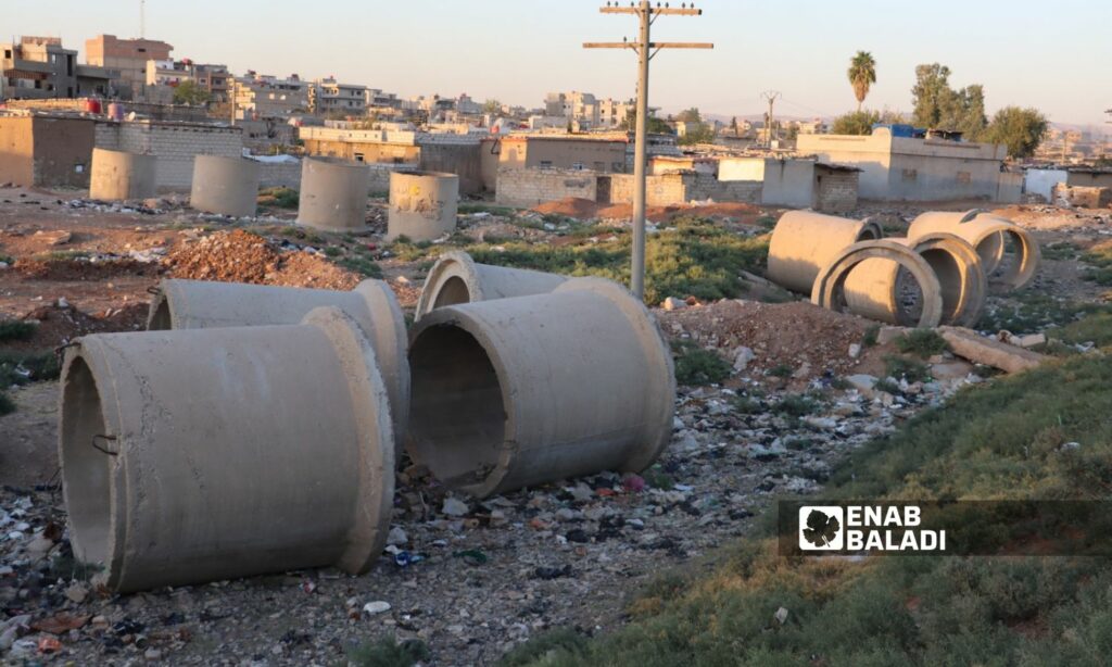 آثار مشروع لم يكتمل لإصلاح خطوط الصرف الصحي في حي حلكو بالقامشلي- 17 من تموز 2023 (عنب بلدي/ ريتا الأحمد)