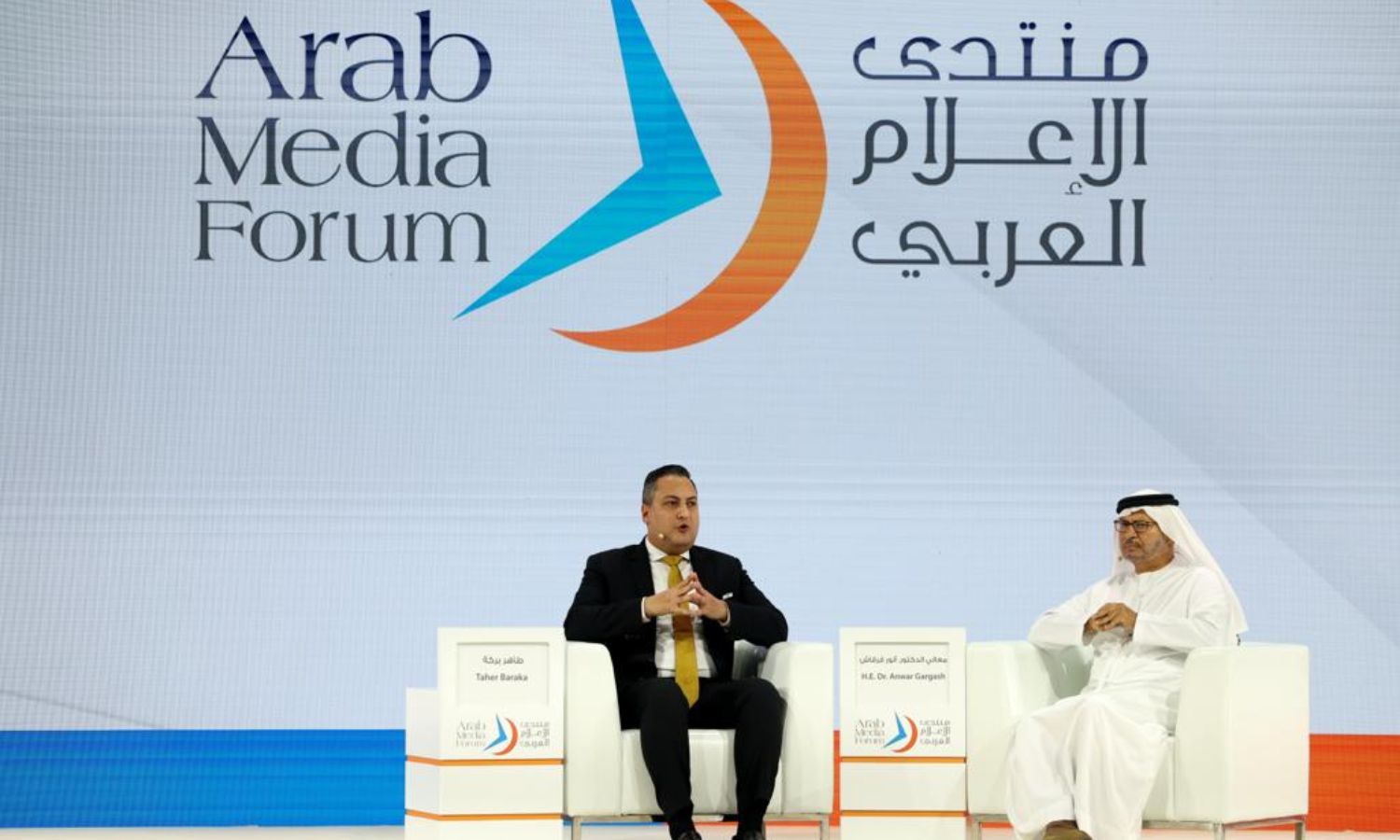 المستشار الدبلوماسي لرئيس الإمارات أنور قرقاش (يمين) في منتدى الإعلام العربي- 5 من تشرين الأول 2022 (صحيفة البيان الإماراتية)