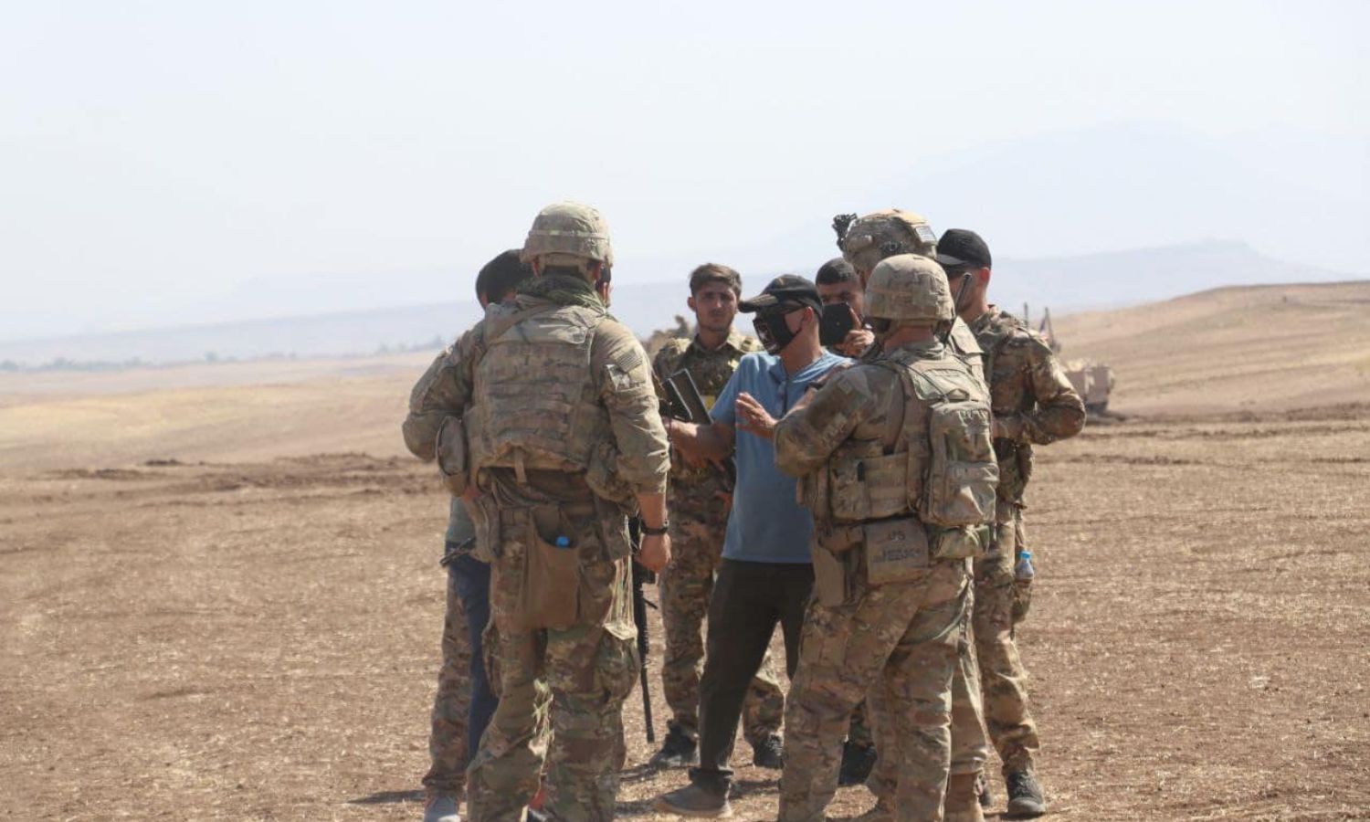 جنود من الجيش الأمريكي رفقة مقاتلين من "قسد" خلال تدريبات عسكرية شرقي الحسكة- 7 من تشرين الأول 2022 (قسد/ فيس بوك)