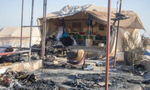 آثار قصف النظام السوري على مخيم للنازحين في محيط مدينة سرمين شرقي إدلب- 24 من أيلول 2023 (الدفاع المدني السوري)