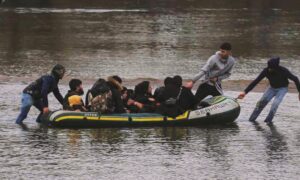 مهاجرون يحاولون عبور نهر أيفروس من تركيا إلى اليونان (picture aliance)
