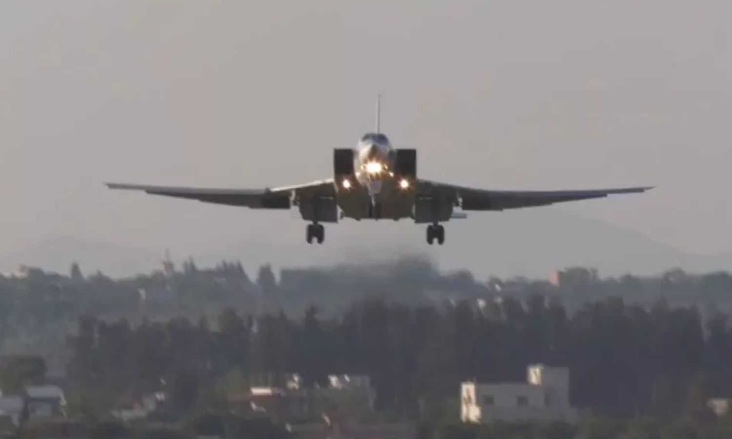 قاذفة قنابل روسية من طراز "تو- 22" تهبط في مطار حميميم في سوريا (سبوتنك)