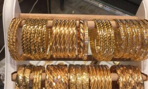 أساور من الذهب على واجهة محل مجوهرات في دمشق- نيسان 2018 (مجوهرات دمشق/ فيس بوك)