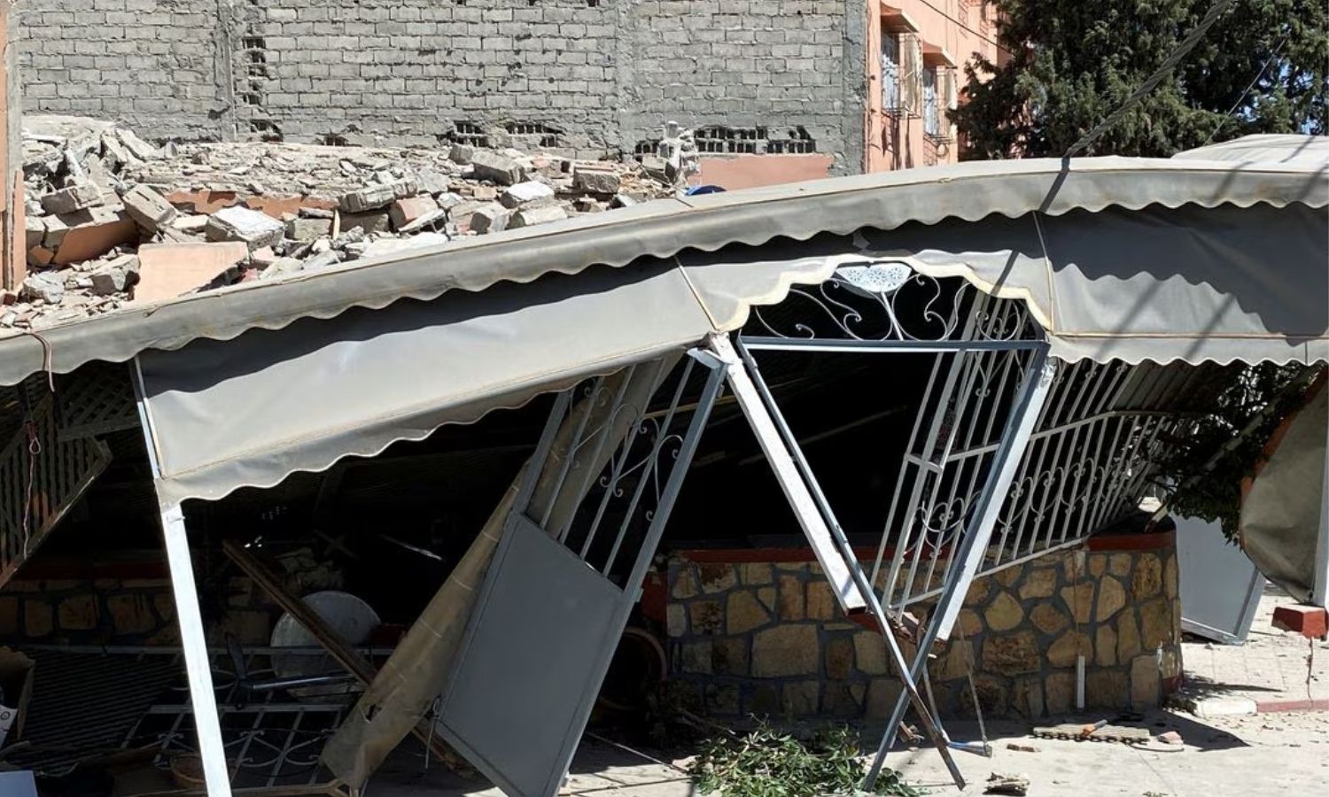 آثار الركام الذي خلفه الزلزال بمدينة أمزميز في المغرب- 9 من أيلول 2023 (رويترز)