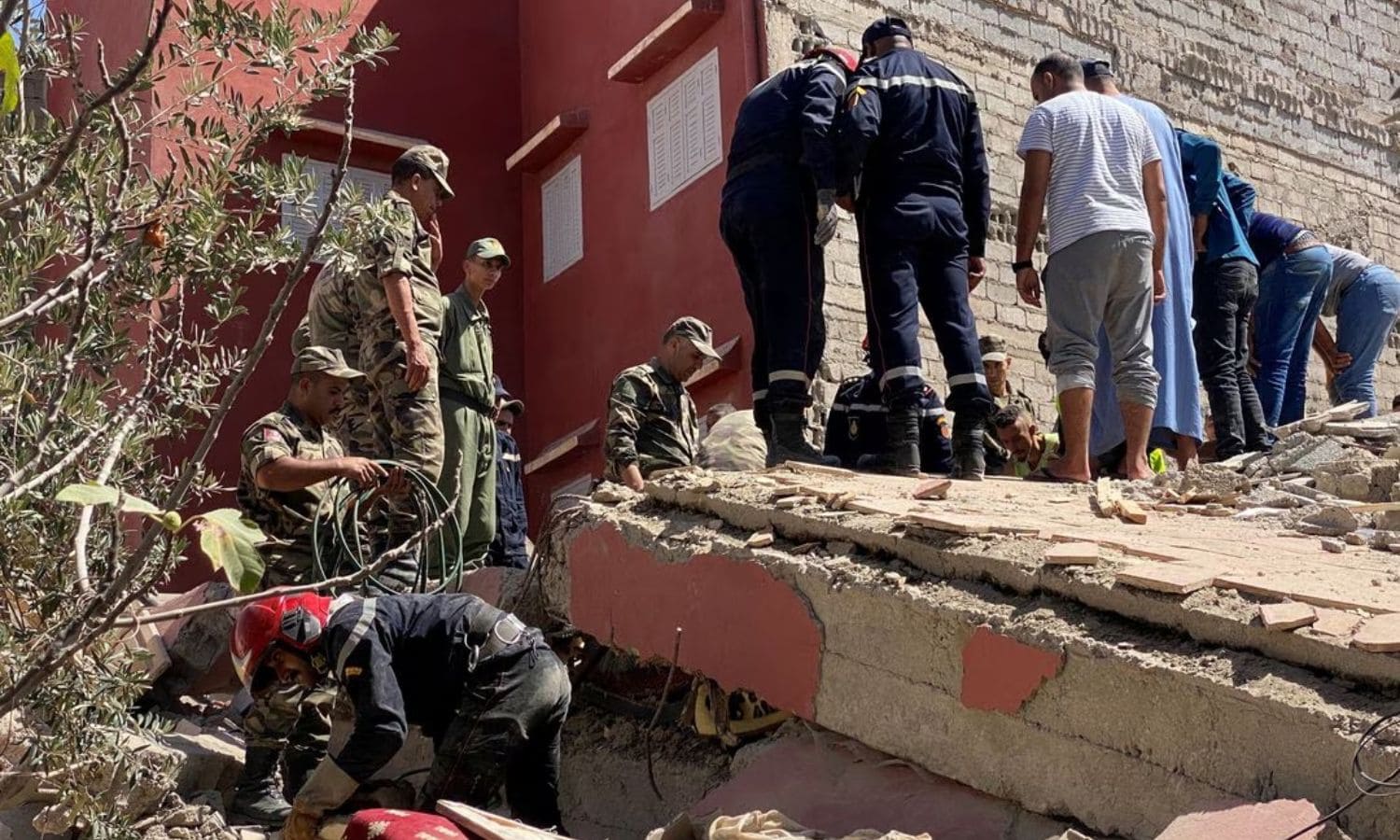 عناصر من فرق الإنقاذ يجرون عمليات بحث في أمزميز بالمغرب، في أعقاب الزلزال- 9 من أيلول 2023 (رويترز)