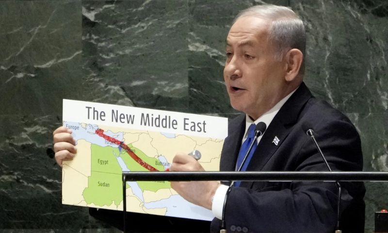 رئيس الوزراء الإسرائيلي بنيامين نتنياهو يعرض خريطة "الشرق الأوسط الجديد" حيث يمر الممر الاقتصادي المعلن عنه في قمة مجموعة الـ 20 أثناء خطابه أمام الدورة 78 للجمعية العامة للأمم المتحدة- 22 أيلول 2023 (AP)