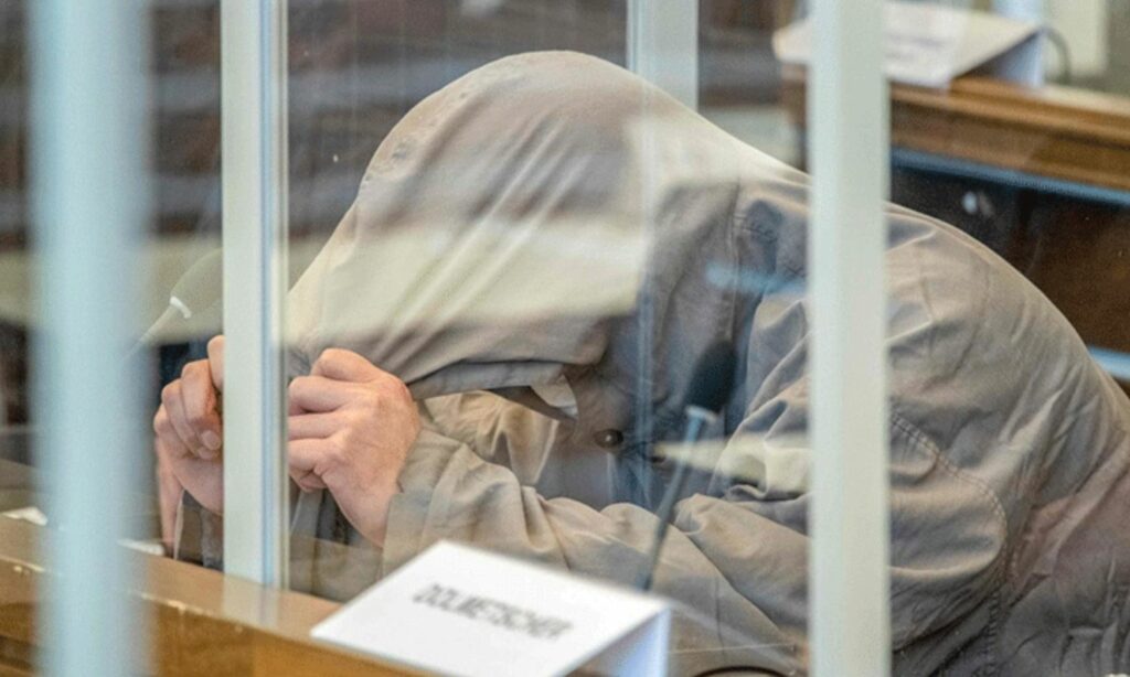 السوري إياد الغريب أمام محكمة ألمانية في كوبلنز لاتهامه بارتكاب جريمة ضد الإنسانية حين كان ضابطًا في جهاز أمن الدولة السوري في فرع الخطيب الأمني- 23 من نيسان 2020 (AFP)