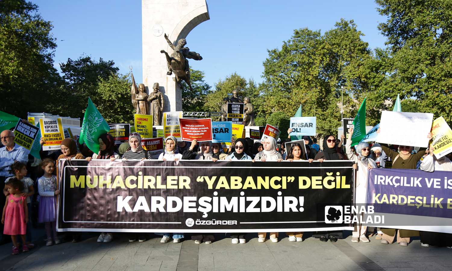 ناشطون يرفعون لوحات تندد بالعنصرية، وكتب عاللوحة السوداء عبارة"المهاجرين ليسوا غرباء بل هم اخواتنا"- اسطنبول 16 من أيلول 2023 (عنب بلدي- يوسف حمّص)