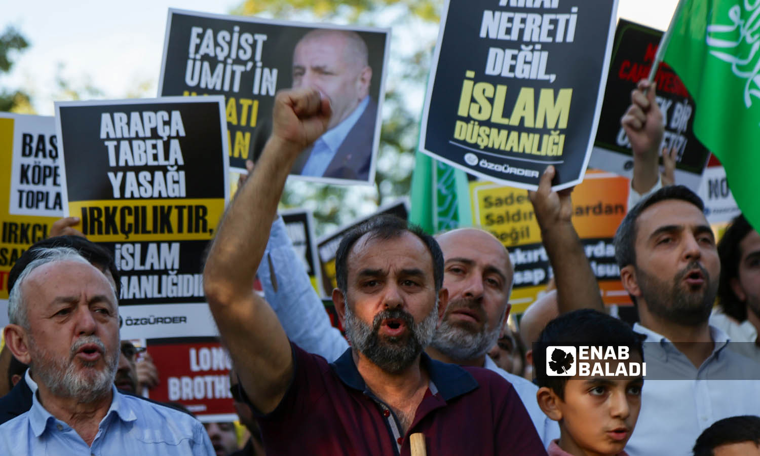 ناشطون أتراك يتضامنون مع اللاجئين السوريين في تركيا ويطالبون بوقف خطاب الكراهية ومحاسبة العنصريين- اسطنبول 16 من أيلول 2023 (عنب بلدي- يوسف حمّص)