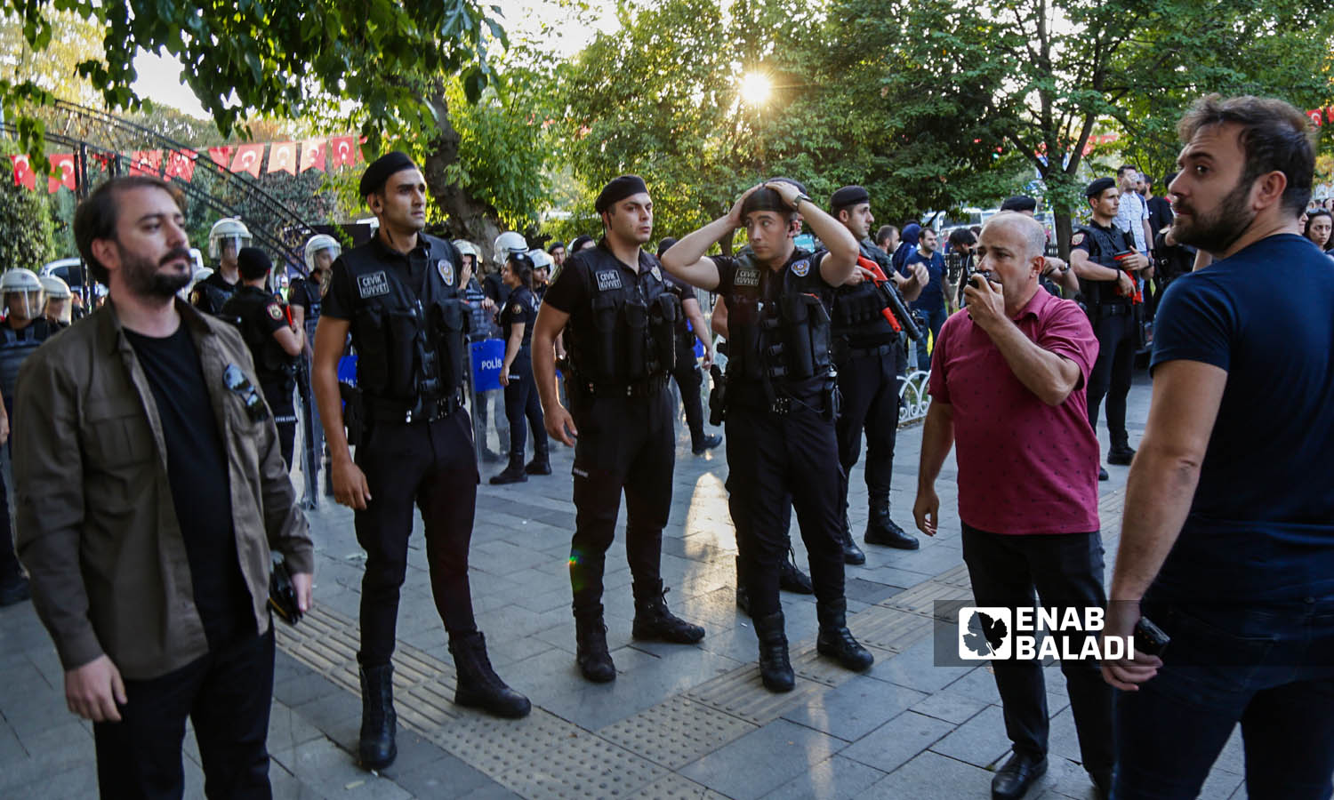 عناصر من الشرطة التركية تقف حول المظاهرة بعد أن هاجمت مجموعة من الشباب العنصريين على المتضامنين مع اللاجئين- اسطنبول 16 من أيلول 2023 (عنب بلدي- يوسف حمّص)
