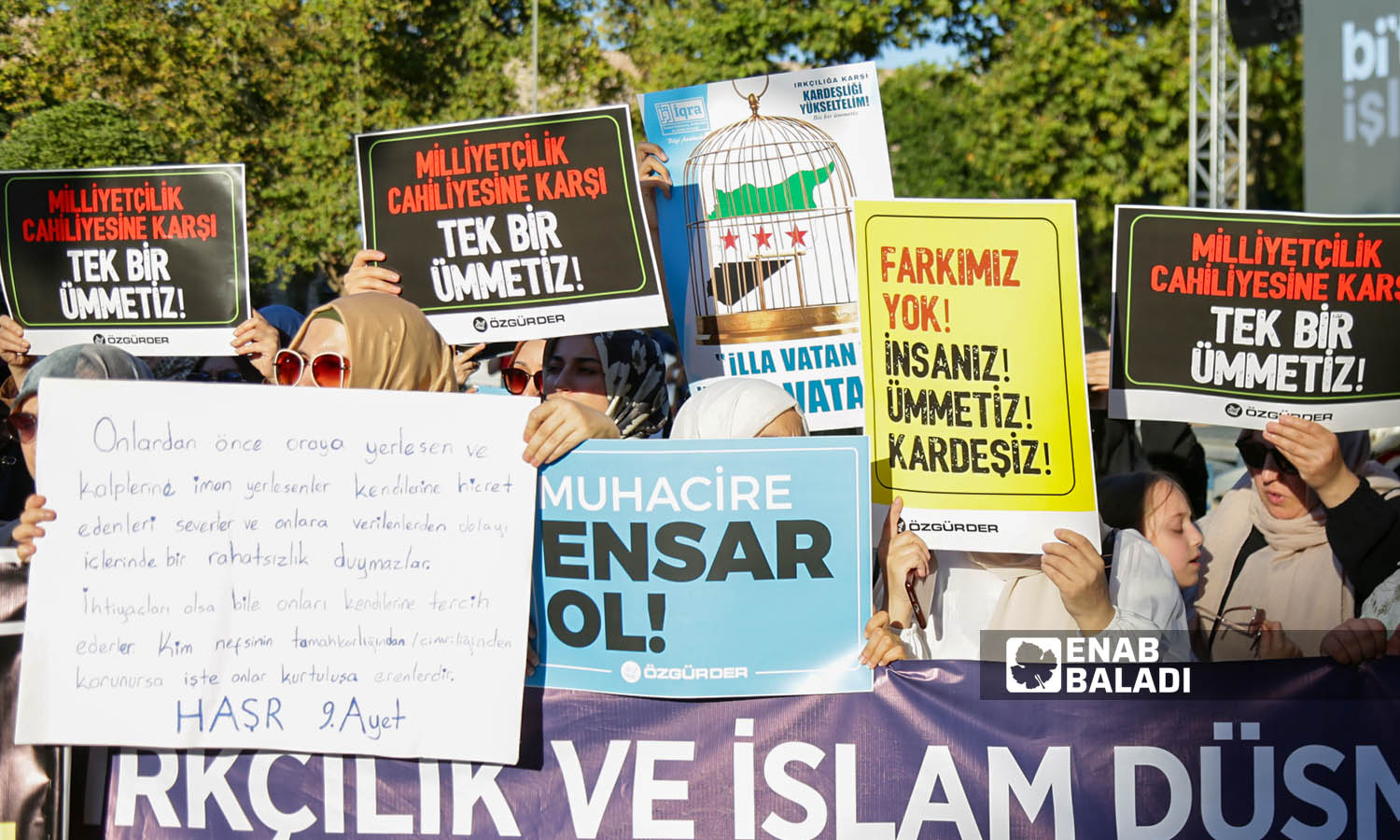ناشطون أتراك يتضامنون مع اللاجئين السوريين في تركيا ويطالبون بوقف خطاب الكراهية ومحاسبة العنصريين- اسطنبول 16 من أيلول 2023 (عنب بلدي- يوسف حمّص)
