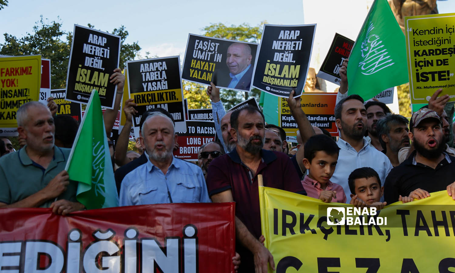 ناشطون أتراك يتضامنون مع اللاجئين السوريين في تركيا ويطالبون بوقف خطاب الكراهية ومحاسبة العنصريين- اسطنبول 16 من أيلول 2023 (عنب بلدي- يوسف حمّص)
