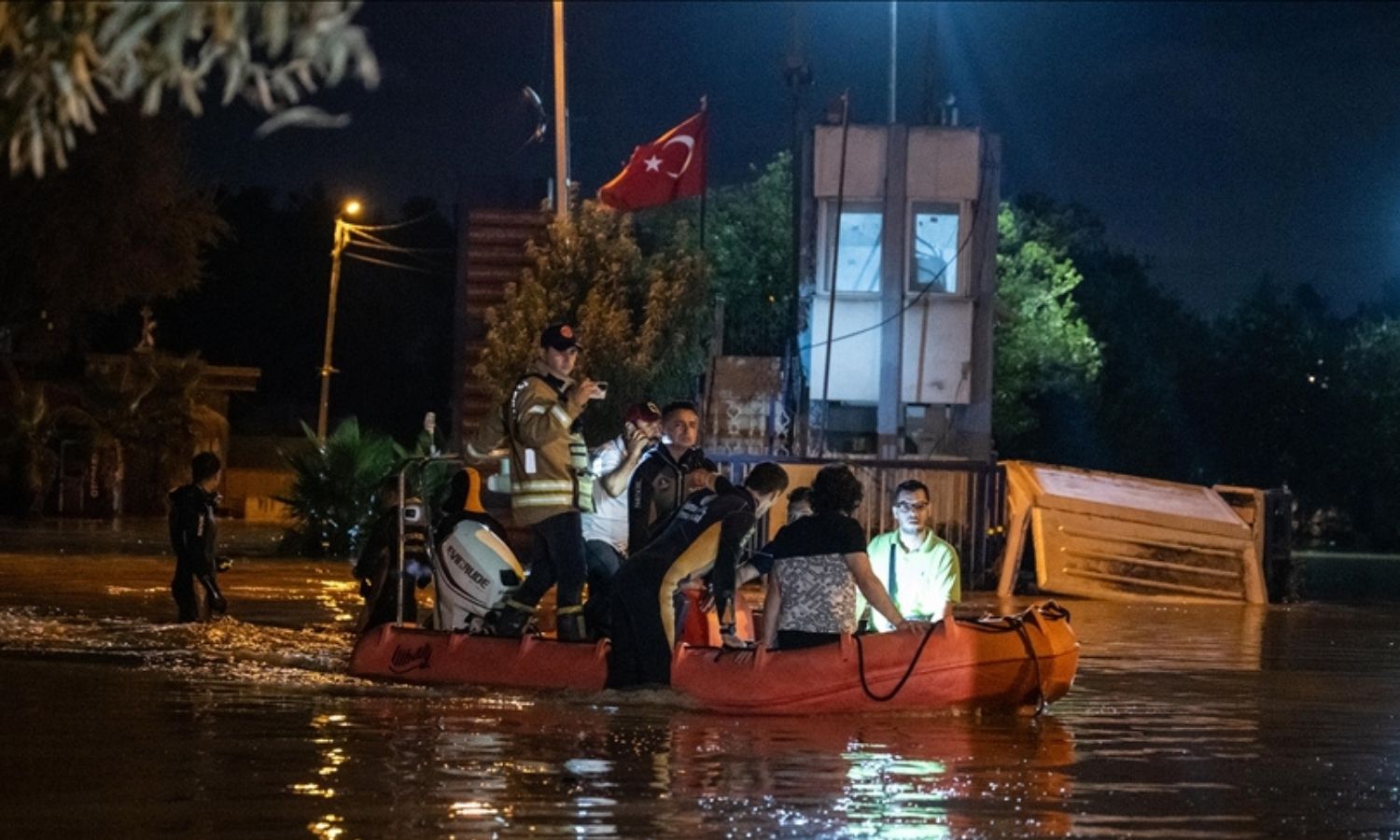 محاولة فرق الإنقاذ مساعدة العالقين بالفيضانات في مدينة اسطنبول- 5 من أيلول 2023 (وكالة الأناضول)
