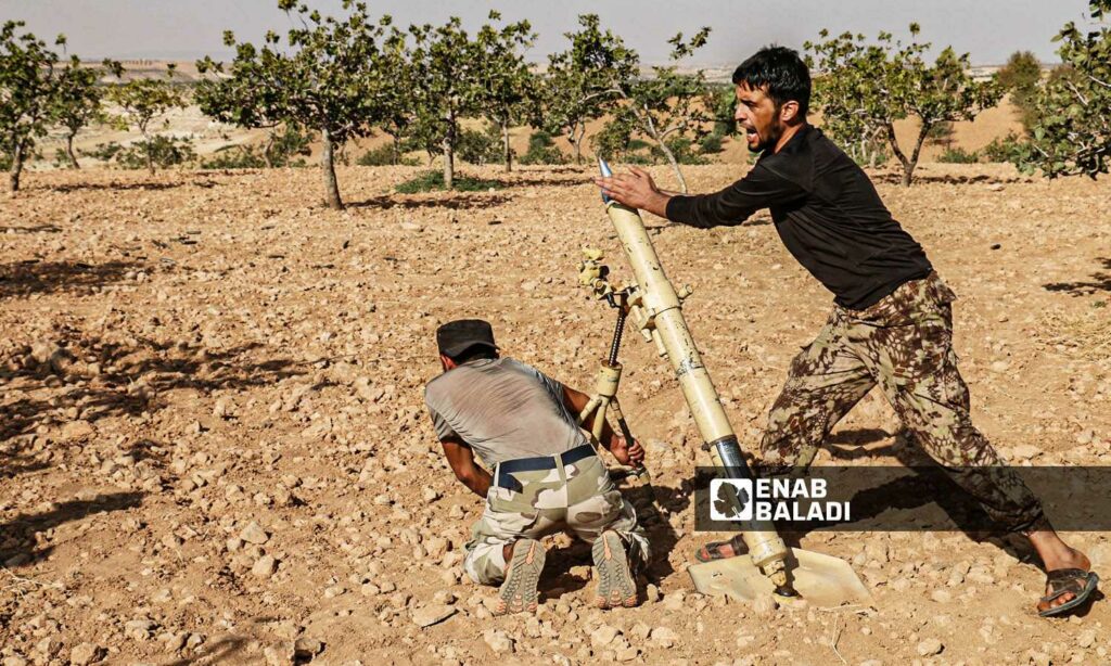 مقاتلون من أبناء العشائر يستهدفون قرى المحسنلي وعرب حسن وتلة "سيريتيل" في منبج بريف حلب الشرقي لمساندة العشائر ضد "قوات سوريا الديمقراطية" (قسد) - 4 من أيلول 2023 (عنب بلدي/ ديان جنباز)