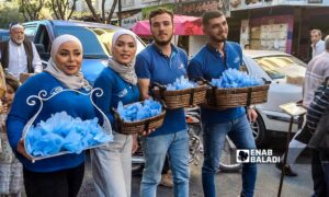 متطوعون يقومون بتوزيع صرر حلويات بمناسبة  عيد المولد النبوي- 27 أيلول 2023 (عنب بلدي- سارة الأحمد)