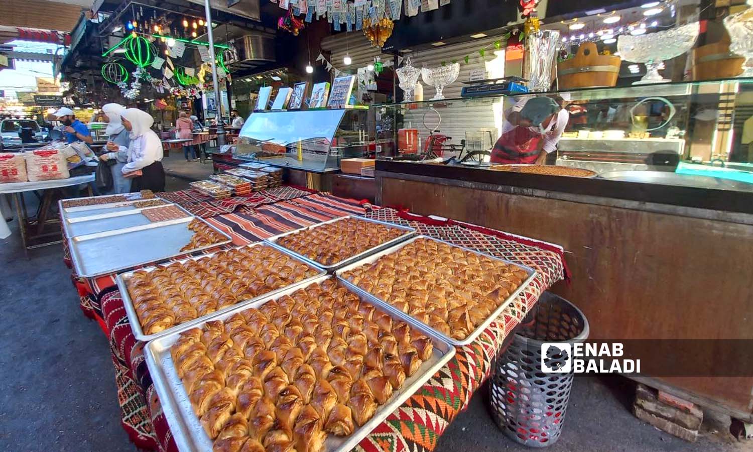 أصحاب محلات سوق الجزماتية في حي الميدان يزينون السوق بمناسبة عيد المولد النبوي- 27 أيلول 2023 (عنب بلدي- سارة الأحمد)