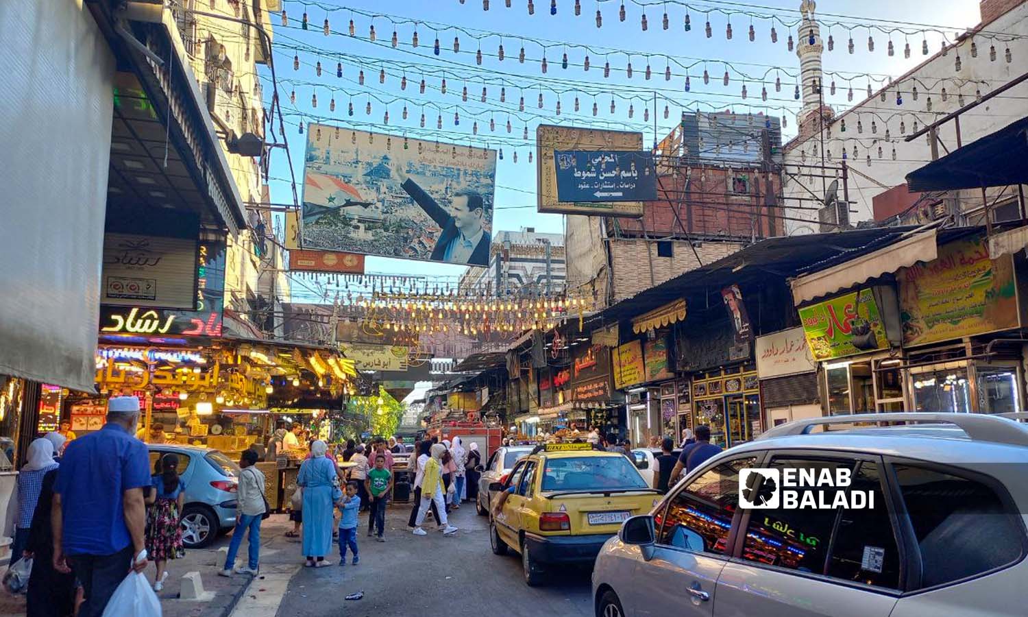 أصحاب محلات سوق الجزماتية في حي الميدان يزينون السوق بمناسبة عيد المولد النبوي- 27 أيلول 2023 (عنب بلدي- سارة الأحمد)