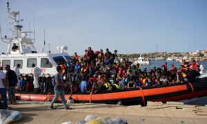 قارب إيطالي لنقل المهاجرين إلى جزيرة لامبيدوزا (AFP)