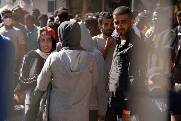 مهاجرون وطالبو لجوء في جزيرة لامبيدوزا الإيطالية (AFP)