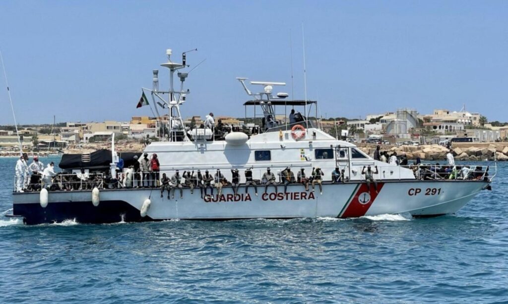 قارب إيطالي لنقل اللاجئين إلى جزيرة لامبيدوزا- (EPA-EFE)