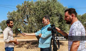 مراسل عنب بلدي أثناء إجراء مقابلة في قرية حربنوش بريف إدلب - 4 من أيلول 2023 (عنب بلدي)