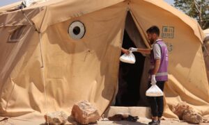 توزيع منظمة "بنفسج" الخيرية، إحدى منظمات المنضمة لمبادرة "إنصاف"، وجبات غذائية للنازحين في الشمال السوري- 12 تموز 2023 (بنفسج)